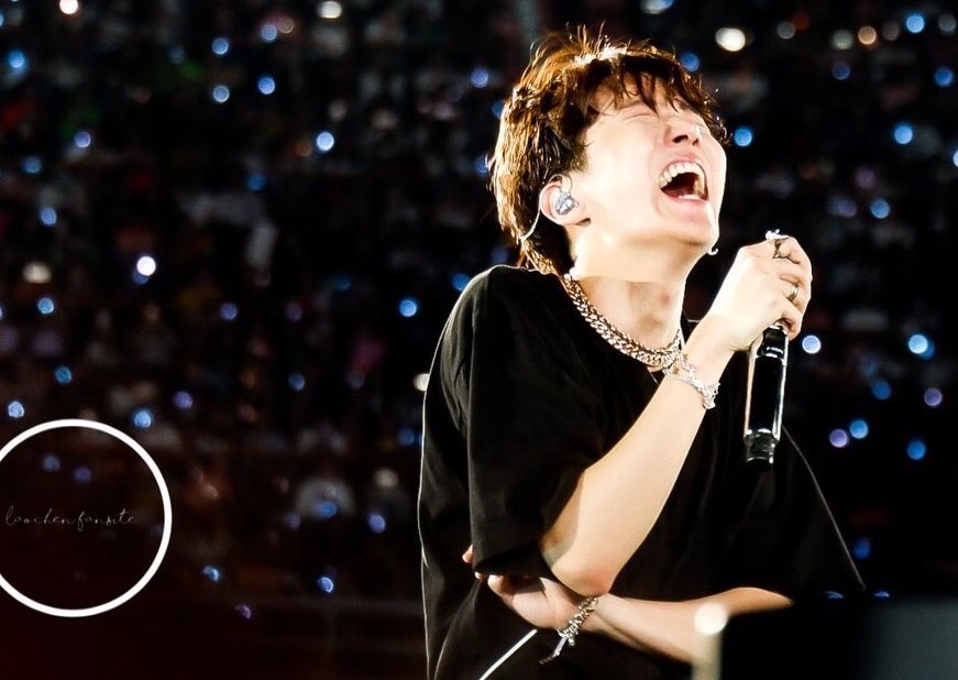 demseokdimple's tweet photo. A happy Hobi sequence is the best kind of sequence. 🌌 https://t.co/T5MlaYxTef