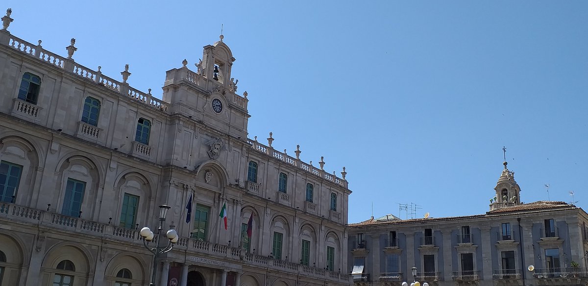 Viaggiando in lungo e in largo per il mondo ho incontrato magnifici sognatori, che credono con testardaggine nei sogni. Li mantengono, li coltivano, li condividono, li moltiplicano

🖊️Luis Sepúlveda
📸 by Lisa (Ct - Pza Università

#PaesaggiInteriori a #CasaLettori 
@CasaLettori