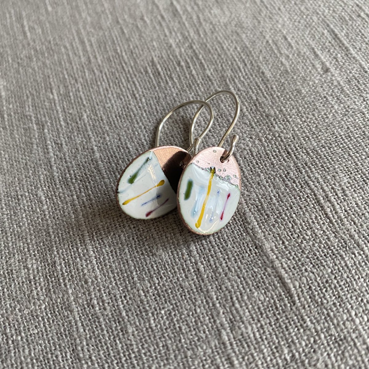 MaisyPlum2's tweet photo. One more pair of these left in stock ! Rainbow earrings!! #handmadehour https://t.co/Qls9KWOMcy