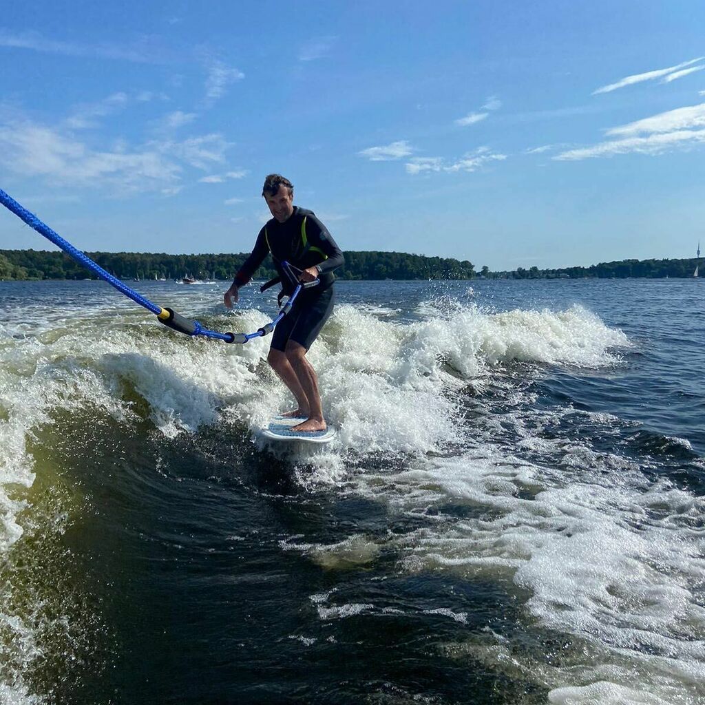 runifico's tweet photo. Whoop whoop wakesurfing !!! Natürlich bei Patrick @wellenrebellen. Einfach großartig! Wakeboarding und wakesurfing für die Jugend und die ollen! 😂🤣#wakesurf #wakeboard #ditisberlin #kojetzt #havel #moomba #summertime #staycation #workandsurf https://t.co/YdYzb4DiBq