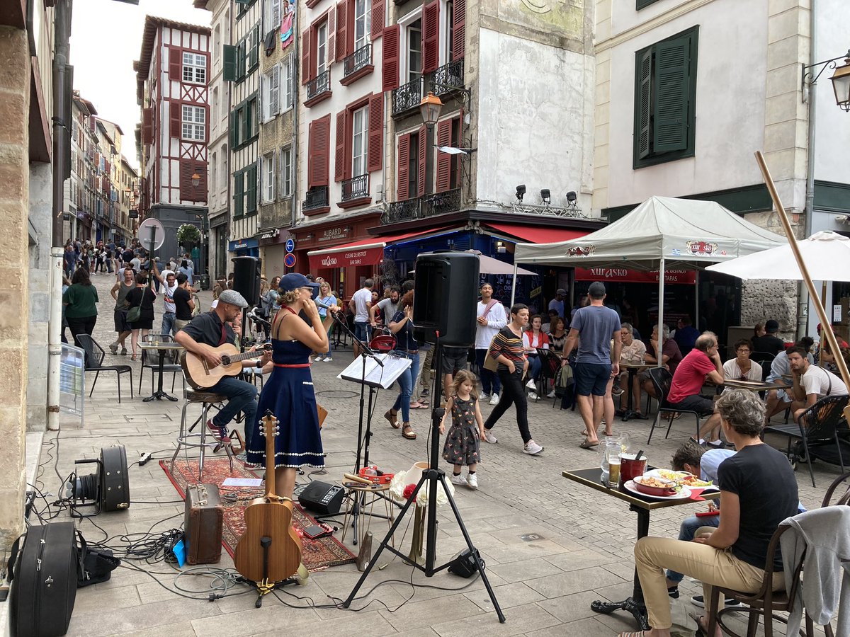 🎼Quel plaisir de retrouver notre ville qui vibre au son des musiciens pour saluer nos papas et l'arrivée de l'été
#bayonne 
🎼 Gure hiria musikarien soinuaz alaitzen ikustea auzo guzietan: zer plazera! Aiten besta ospatzeko giro bikaina, uda hasieran!
#baiona