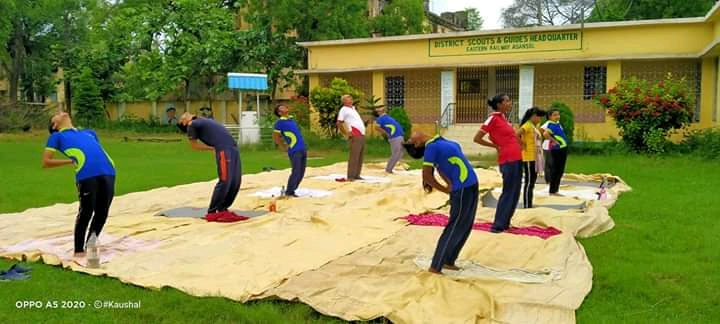 bsgnhq's tweet photo. Amazing .. More than 1348 young member of Eastern Railway Bharat Scouts and Guides, observed  International Yoga Day along with their families and create Awareness among 3578 more in the  community people #bsg #yogawithbsg @KirenRijiju @YASMinistry @aniljaindr @moayush @aajtak https://t.co/bvrNhT2FUI