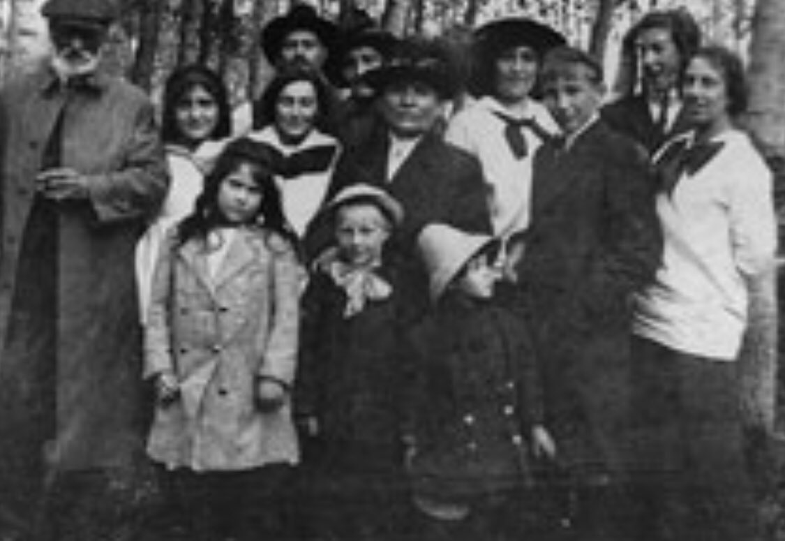 On  #NationalIndigenousPeoplesDay - I wanted to share the story of Jane Flett MacKay, the matriarch you in the the centre of this photo, a remarkable Edmontonian, whose story may not be one you know.  #yeg  #yegheritage