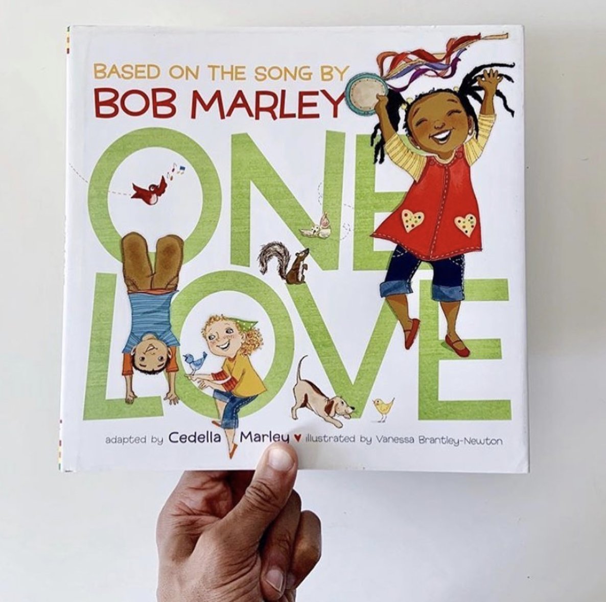 ChronicleKids's tweet photo. #HappyFathersDay to all the great dads out there!🎉

We’re celebrating with ONE LOVE based on the inspiring song by @bobmarley adapted by his daughter @cedellamarley for kids everywhere to enjoy. #fatherdaughterteam #onelove #bobmarley #cedellamarley (📷: Lawrence C.) https://t.co/sTvbxFb8O6