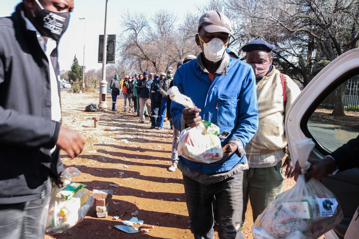 LeboFreesoul's tweet photo. Father's day giving with Clive Mashinini and Tshepo Salas Mosala

#FathersDay #HappyFathersDay2020
#fathersday2020
#DadsCare
#VaalTwitter
#vaal https://t.co/UAjBV0IeA0