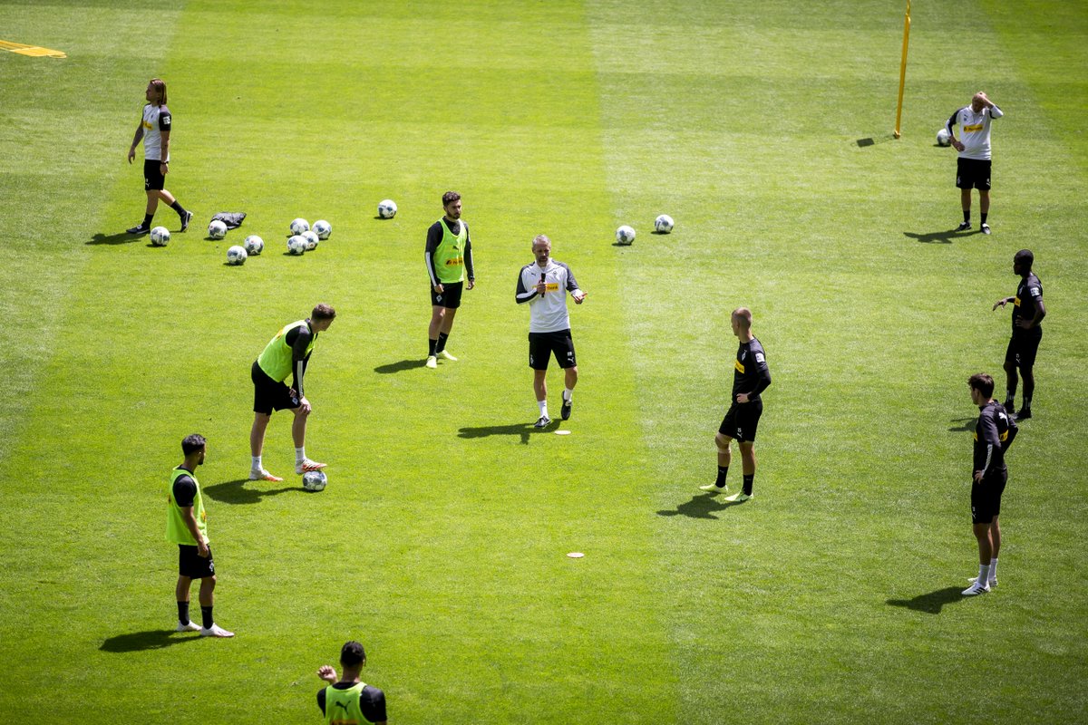 borussia_en's tweet photo. 🗣️ "We're all colleagues and we do this because we love football!" 💚

Marco #Rose invited 100 amateur coaches to a "Corona coaching class" today, sharing his experience and tips on training since the global pandemic 👉 https://t.co/Kney8rHBWz

#GladToBeBach https://t.co/cBBWUtcAeS