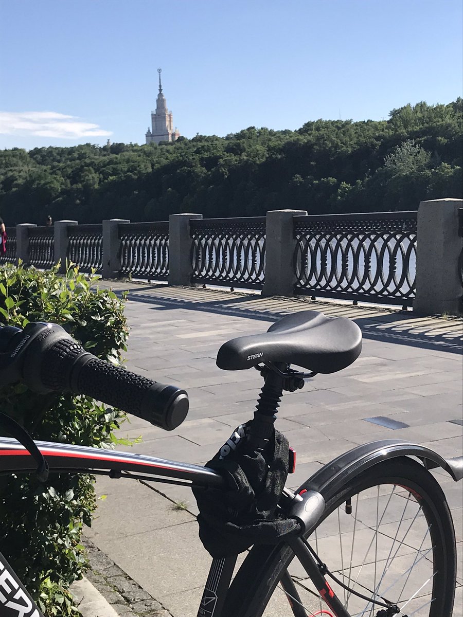 InaRuck's tweet photo. Radtour in Moskau? Hätte vor ein paar Jahren noch jedem nem Vogel gezeigt, der/die das empfohlen hätte. Jetzt empfehle ich’s selbst: Los! Quer duch die Stadt, immer die Moskwa lang, jede Schleife mitnehmen. Dauert Stunden - und ist wunderschön! #счастьевпарке https://t.co/vW9tX9vm9W