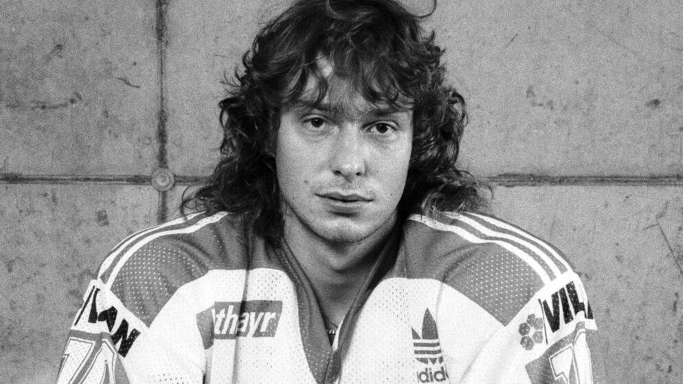 zueriost's tweet photo. «Für einen Freund gab er sein letztes Hemd»: Der #Nachruf auf die Dübendorfer @zsclions Legende Adrian #Wegge Hotz. #Dübendorf @StadtDuebendorf https://t.co/zmvTM0VEi3 https://t.co/4JgXz9N713