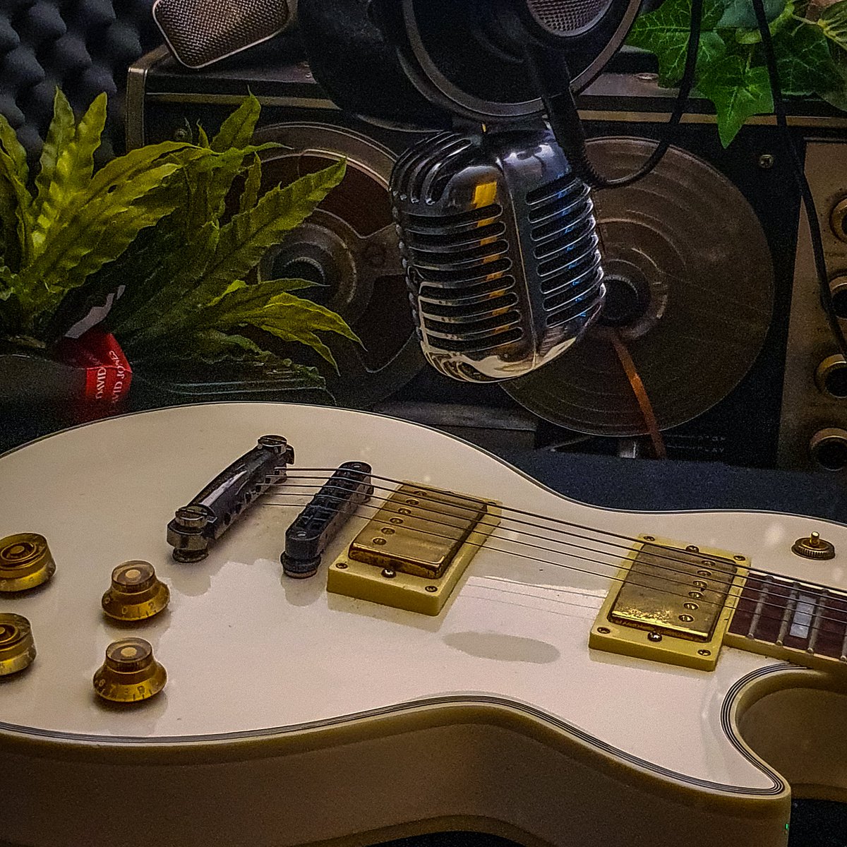 SunnysideSound's tweet photo. 🎙️Tracking rhythm with a touch of fuzz type of night🎛🎸
•
•
•
#sunnysidesound #sunnysiderecordingstudio #recordingstudio #guitar #lespaul #gibson #goldcoast #goldcoastmusic ⚜️📀⚜️ https://t.co/L6woAqf82A