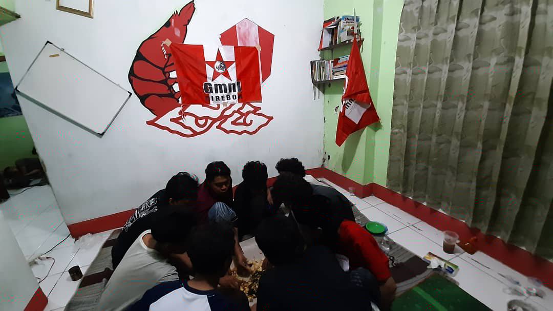 DpkFitk's tweet photo. Potret Kebersamaan Marhaenis FITK
Dalam rangka Tahlil Memperingati Haul Bung Karno, Halal Bi Halal Marhaenis FITK dan Rapat Persiapan Muskom DPK GmnI FITK 2020.
Merdeka!!
GmnI, Jaya!!
Marhaen, Menang!!
.
#dpkgmnifitksnj #dpcgmicirebon #marhaenisme #merdeka #gmnijaya #dpdgmnijabar https://t.co/YVBrEHyPbC