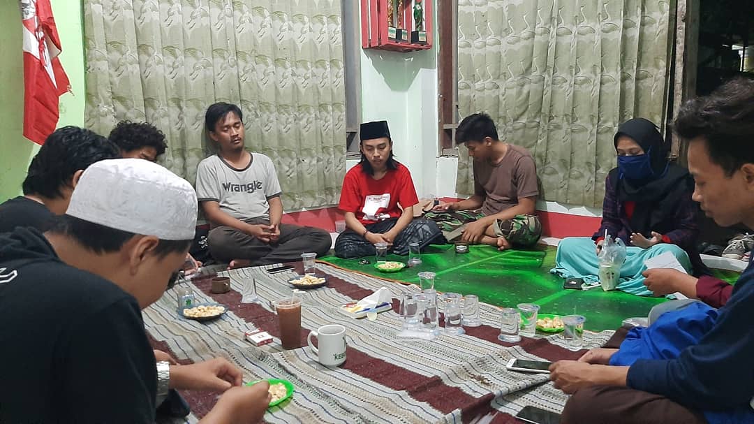 DpkFitk's tweet photo. Potret Kebersamaan Marhaenis FITK
Dalam rangka Tahlil Memperingati Haul Bung Karno, Halal Bi Halal Marhaenis FITK dan Rapat Persiapan Muskom DPK GmnI FITK 2020.
Merdeka!!
GmnI, Jaya!!
Marhaen, Menang!!
.
#dpkgmnifitksnj #dpcgmicirebon #marhaenisme #merdeka #gmnijaya #dpdgmnijabar https://t.co/YVBrEHyPbC