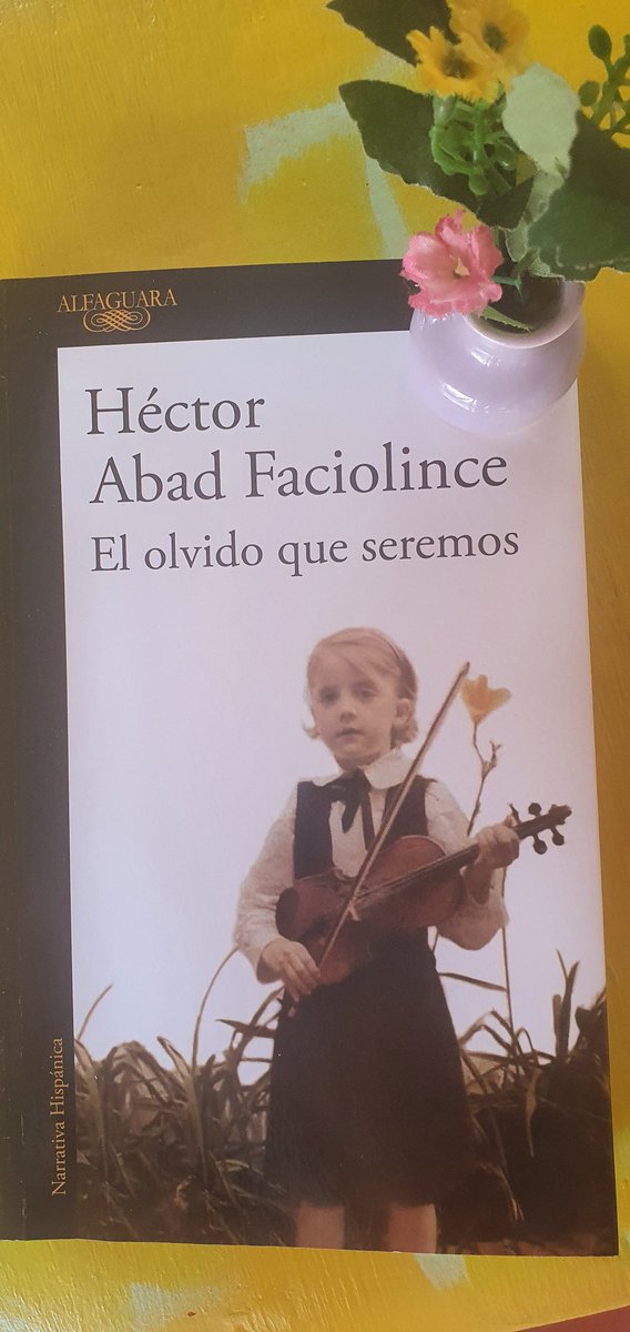 aurabenedetti's tweet photo. A propósito del #FelizDiaDelPadre, una novela que plasma el amor genuino de un padre hacia su hijo, y un hijo hacia su padre, donde el autor, @hectorabadf logra inmortalizar la vida y obra de su padre, Héctor Abad Gómez, asesinado en Medellín en 1987. https://t.co/in6Ot6XUw8