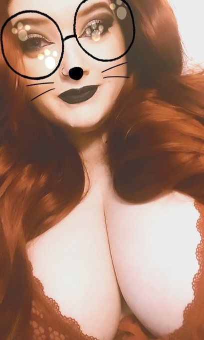 BIG TIDDY GOTH GF 😉😉😘 https://t.co/6kvi6Ocm7p