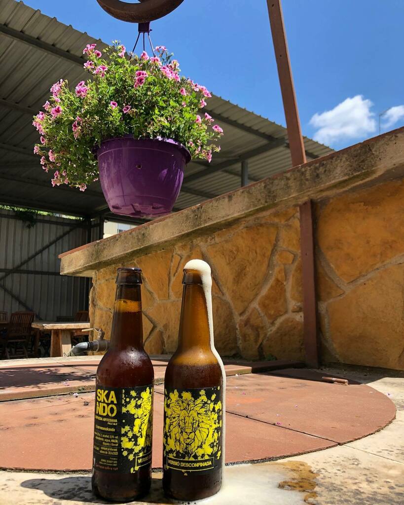 imartinezas's tweet photo. Arriba l’estiu i amb ell els vermutets improvitzats i ben parits. Aquest acompanyat de @cervesesskando #skando #lliçàdamunt #vallèsoriental #cervesaartesana #craftbeer #beer #cervesesskando #cervesa https://t.co/xfuzDr2NF5 https://t.co/ulVQpcui6P