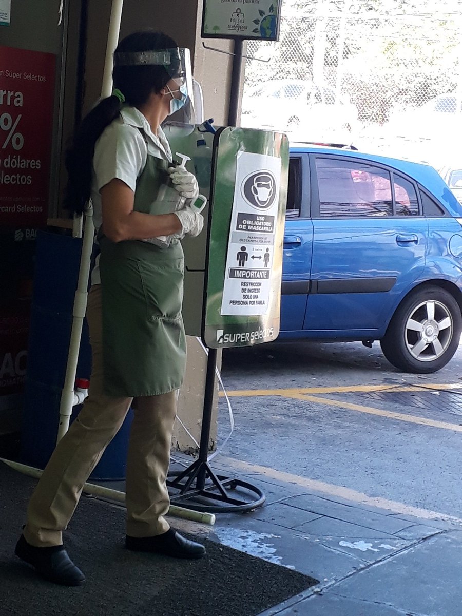 LeoncioSV's tweet photo. En @superselectos Olímpica solo se permite entrar a UNA persona por grupo familiar 👏, y la empleada encargada de cumplir esa regla es muy cortés para decirlo. Hasta ofrece una silla para esperar afuera 👏👏👏👏 https://t.co/Ynj9uVZVaZ