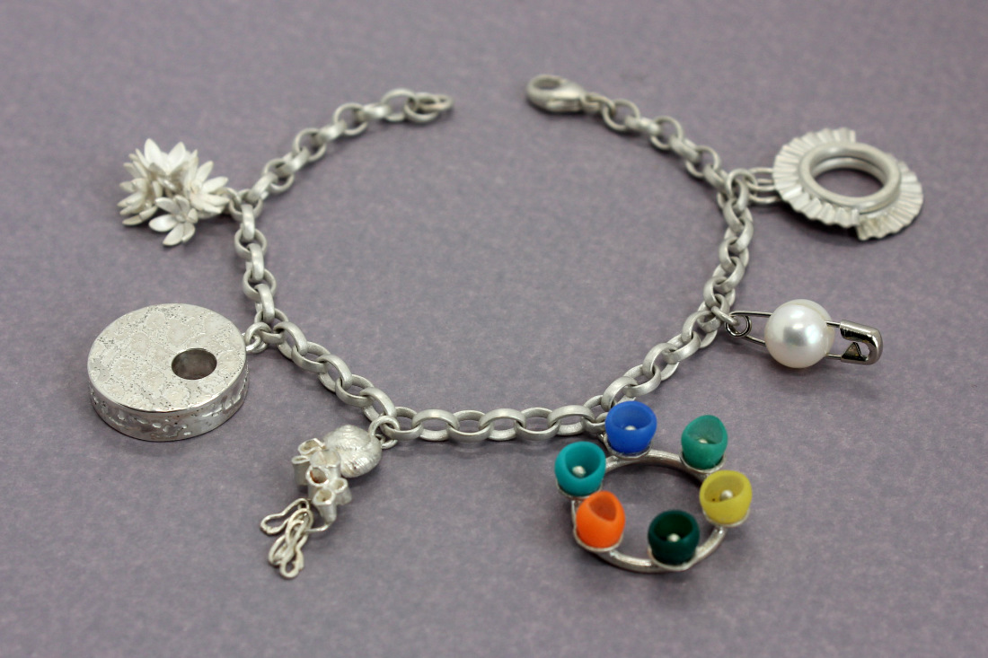 Excited to share details of our charm bracelet collaboration with my pals <a href="/JLJewellery/">Jenny Llewellyn</a> <a href="/AWalesJewellery/">Anna Wales Jewellery</a> <a href="/Laurangyou/">Laura Ngyou</a> @sara_gunn and Frances Wadsworth Jones at @Cockpit_Arts studios | Raffle in aid of <a href="/S_LawrenceTrust/">Stephen Lawrence Charitable Trust</a> |
Find out more here > clarabreen.com/collaboration-…