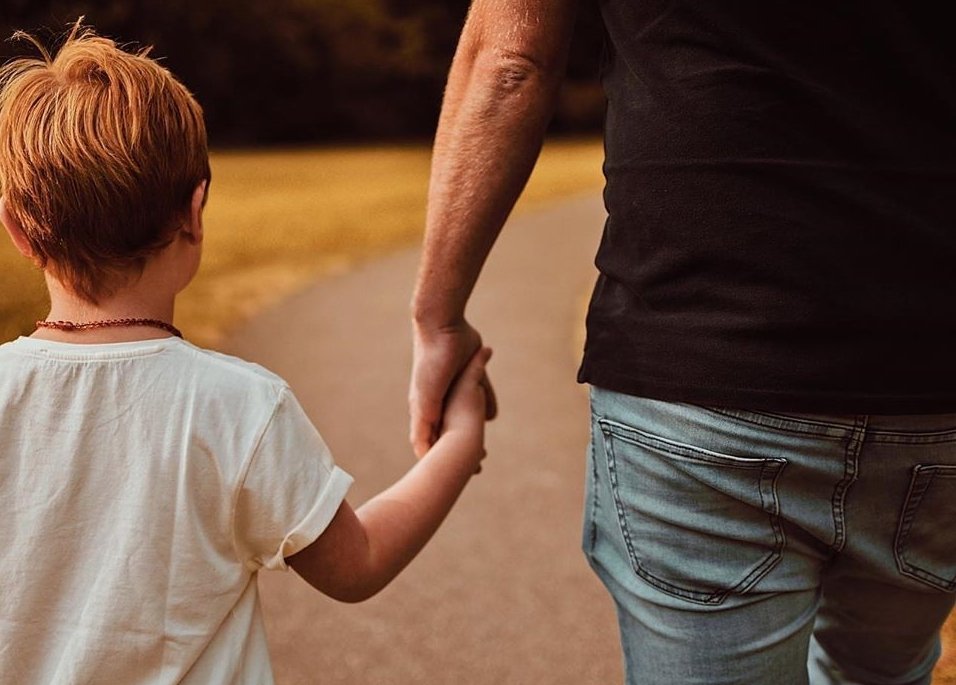 FirstStarkKid's tweet image. "Happy Daddy day, @AnthonyEStark_! Phee help me make cupcakes for you!"