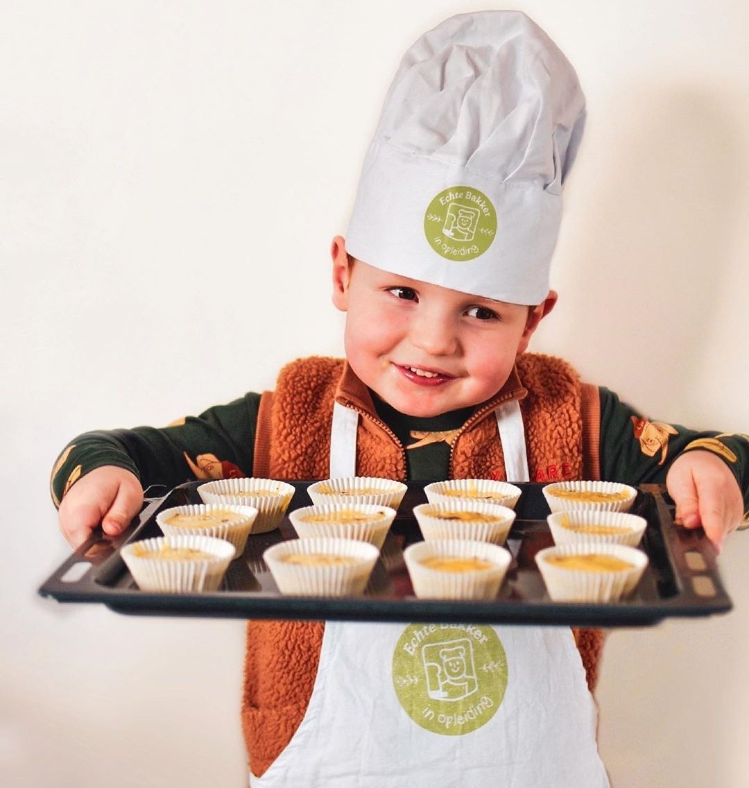 FirstStarkKid's tweet image. "Happy Daddy day, @AnthonyEStark_! Phee help me make cupcakes for you!"
