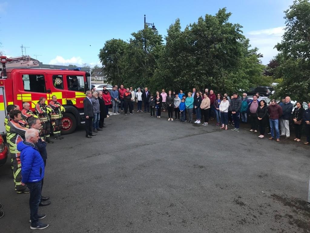 RosCoachingGAA's tweet photo. Elphin Fire Brigade joined local retired members of An Garda Síochána &amp; a great community turnout with a tribute of silence to the bells of St. Patrick's Church at 12 noon today at Elphin Garda Station in memory of Detective Garda Colm Horkan RIP @RoscommonGAA @ElphinGAAClub https://t.co/UcIzo4ZTIx