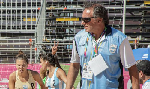 KamikazesBH's tweet photo. ¡Feliz día del padre para el papá del beach handball @tanocomparone y para nuestros viejos que están ahí siempre apoyando, desde la tribuna, desde casa o desde el cielo!

 ¡GRACIAS POR TANTO!

📸 @10Julianz @PlayHandball_ https://t.co/IgeIShYFkW