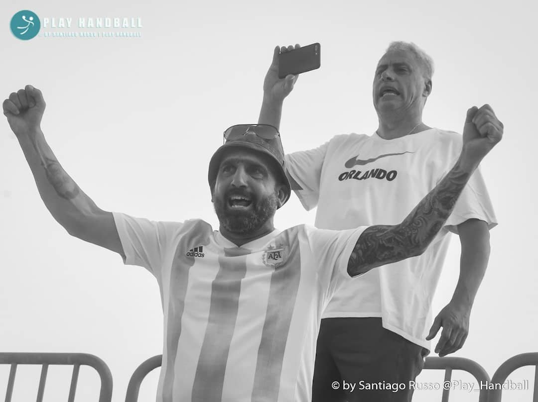 KamikazesBH's tweet photo. ¡Feliz día del padre para el papá del beach handball @tanocomparone y para nuestros viejos que están ahí siempre apoyando, desde la tribuna, desde casa o desde el cielo!

 ¡GRACIAS POR TANTO!

📸 @10Julianz @PlayHandball_ https://t.co/IgeIShYFkW