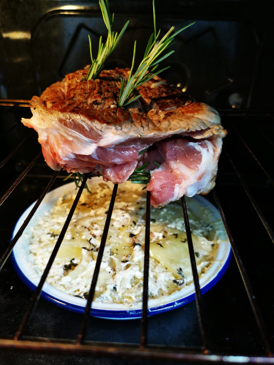 Veetus1980's tweet photo. Leg o' lamb, potato and fennel gratin, cauli cheyz and minted veg. With a port and red wine lamb sauce. Wi mint sauce #alanlamb https://t.co/hlWiCCFjrp