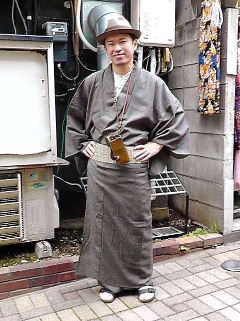 Kimonolook Tokyo ユニクロ下北沢店で和洋折衷コーデ展示中 きもの蜜月公式 Twitter પર Shimokita Kimono Look Dmed0n 明治期の書生っぽいスタイルというご相談 お次は袴ですね オーバーオールの上からご試着中 詳細 T Co R35atb4lwr Kimono