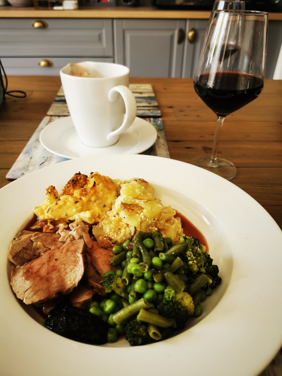 Veetus1980's tweet photo. Leg o' lamb, potato and fennel gratin, cauli cheyz and minted veg. With a port and red wine lamb sauce. Wi mint sauce #alanlamb https://t.co/hlWiCCFjrp
