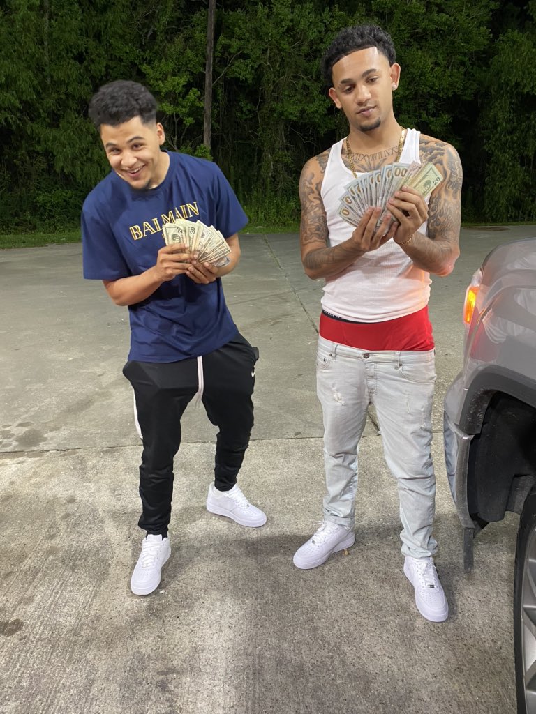 MarcusYungsav's tweet photo. who would’ve ever thought this shit would happen to u brudda we had to much shit planned we ain’t get to do shit was deeper than y’all think . Nighas wasn’t on what we was on. On yo niece U gon live through me forever brudda , rest Easy i love u forever . realday1💙💰6•21•20 https://t.co/QFIqPigJGU