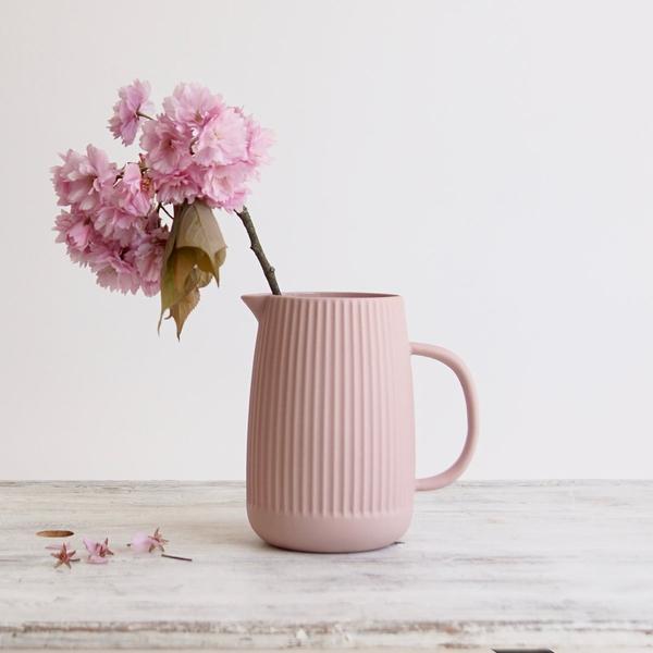 With the solstice done and dusted, we can now declare that it is officially summer! Our playlist has got a real good selection of happy, sunny tunes which can all be enjoyed on those lazy summer afternoons. Find our Playlist here... wintersmoon.co.uk/blogs/news/win…
#Wintersmoon #Summer