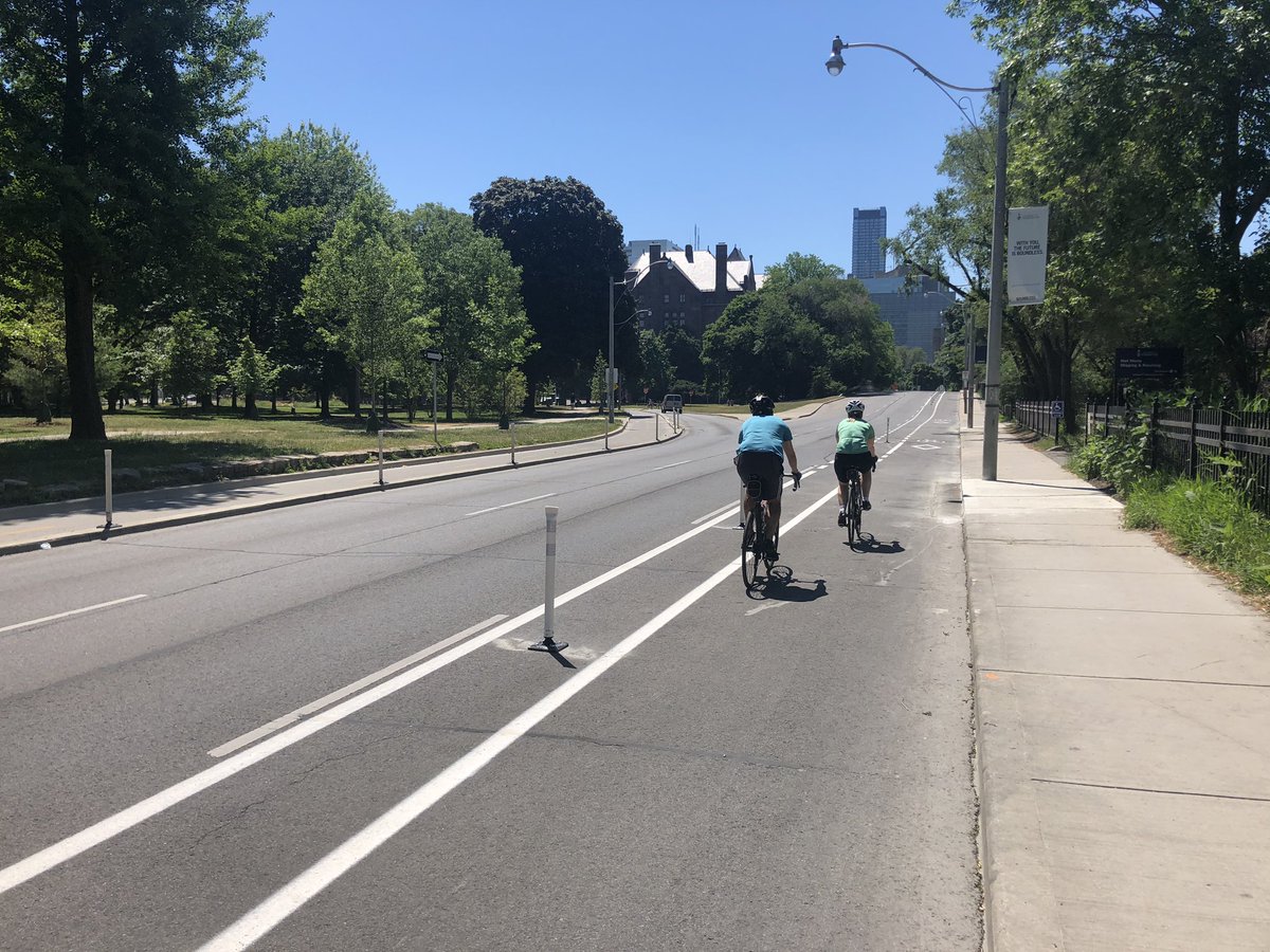 PedalToronto's tweet photo. Explored the new bike lanes on University Avenue and they are beautiful. Kudos to all involved @CycleToronto @JohnTory #torontocycling #bikelanes #universityavenue #activetransportation https://t.co/6uc8eFWVJT