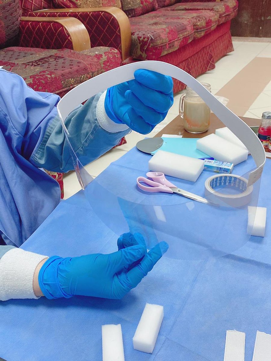 khald_aldkheel's tweet photo. #تمريض #مستشفى_الزلفي يبادر بصناعة #Face_Shield يدويًا لحماية الصفوف الأولى من وباء #كورونا https://t.co/tXT1nQlqtN