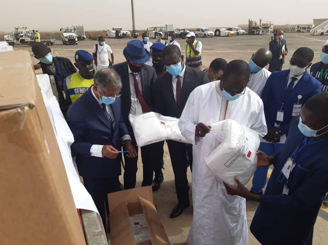 The same day, another Royal Air Maroc flight landed in Dakar. The medical supplies were received by the Senegalese Minister of Health and Social Action, HE Abdoulaye Diouf Sarr in the presence of Secretary of State HE Moise Diegane Sarr.  @Morocco_Senegal