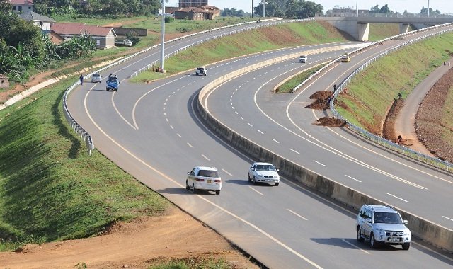 AfricaFactsZone's tweet photo. Entebbe-Kampala Expressway in Uganda is the most expensive road in the world at a cost of $476 million. 

It cost $9.2 million per kilometre, whereas the world's average price is $1 million per kilometre. https://t.co/MgXw24EwfK