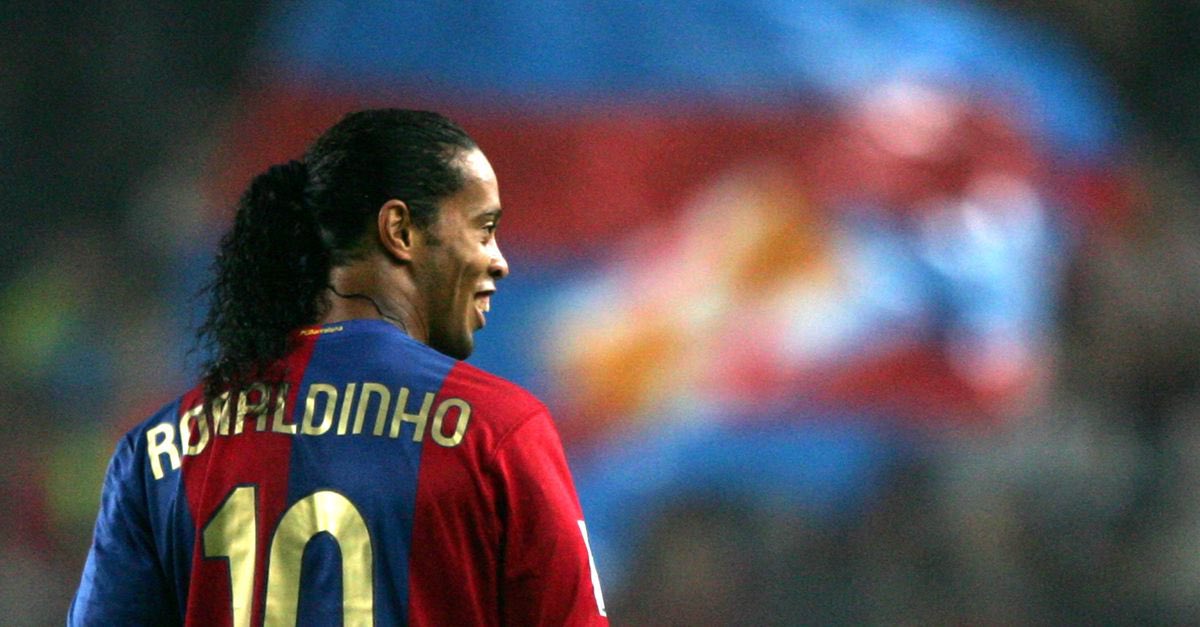 Ronaldinho a marqué le football de son empreinte.. Mettez du grillage entre les jambes et ouvrez grand les yeux, c’est l’heure d’honorer Roni ! Retour sur le parcours de l’un des joueurs les plus iconiques de l’histoire, sous forme de thread, bonne lecture ! 