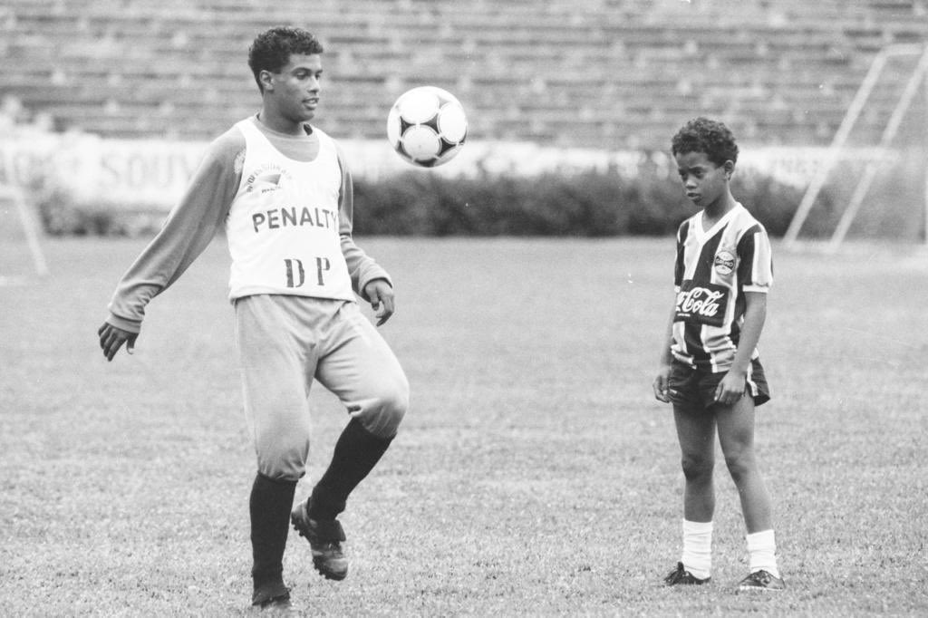 Ronaldo de Assis Moreira, plus connu sous le nom de Ronaldinho, est dès son plus jeune âge, un enfant bourré de talents avec la balle au pied..Il vous une passion démesurée pour le football et tend à suivre les traces de son grand frère, déjà joueur de foot..