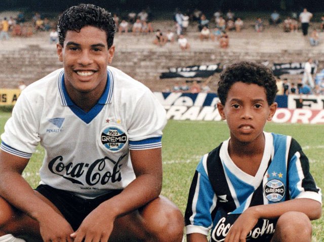 Né et vivant à Porto Alegre, Roni se dirige logiquement vers le club de sa ville, le Gremio Porto Alegre, pour y faire ses premières gammes..Le petit Ronaldo éclabousse déjà de sa technique, il marquera même 23 buts au cours d’un seul match...