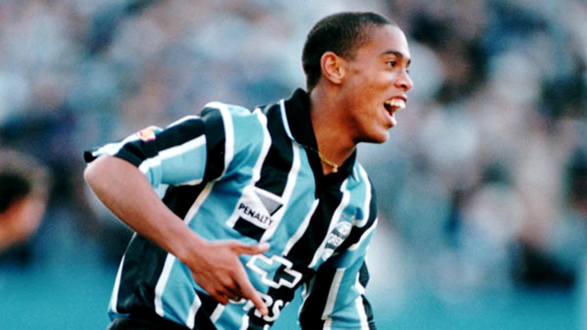 Malgré les appels de phare de certains clubs notamment du PSV qui vont en Ronaldinho, un nouveau crack à la R9, le Gremio refuse les offres et compte bien garder son joyau..En 1997, Ronaldinho Gaucho rentre dans l’effectif professionnel.