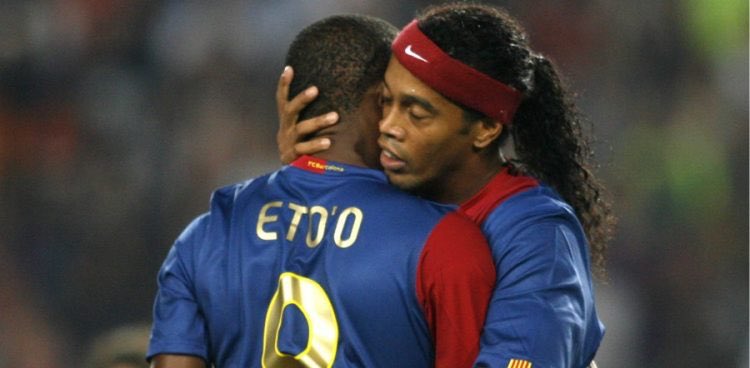 Ronaldinho boucle la saison 2003/2004 avec 15 buts en Liga, ce qui lui vaudra le titre de meilleur joueur étranger du championnat + celui de joueur FIFA de l’année 2004.A l’intersaison 2004, le camerounais Eto’o rejoint les rangs du Barça et va former un duo terrible avec Roni.