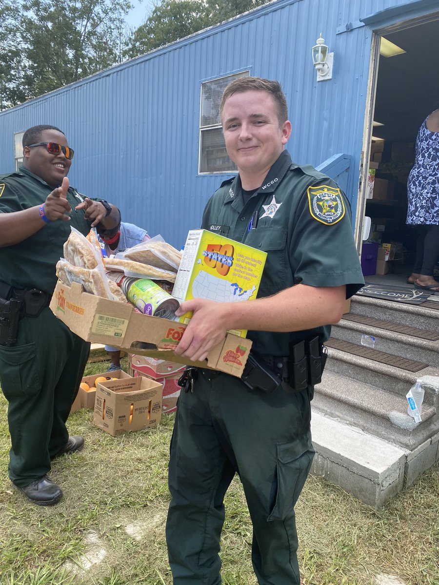 AngelBelcher7's tweet photo. Not all cops are bad❤️@RealCandaceO   @tharpe_matthew   @TacoPolitics @ThePierreWilson https://t.co/i1cZlQq9yG