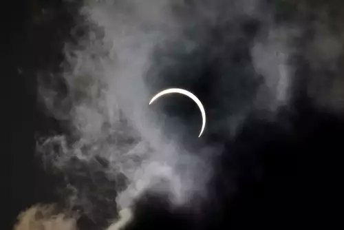 Coldplayiheart's tweet photo. Some glimpse of solar eclipse in India today 🌘#SolarEclipse2020India https://t.co/ceQKtmt79W