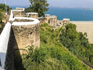 2. Mangla Fort, MirpurThe fort is the first thing you will see when you enter Azad Kashmir from Pakistan. It is strategically built on high ground and looks over the point where River Jhelum leaves the hills for the plains of Punjab.It is named after the Hindu deity, Mangla.