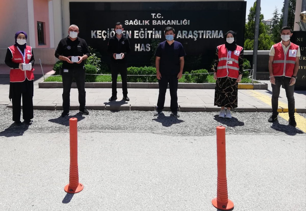 kizilayankara's tweet photo. Bazı kahramanların pelerine ihtiyacı yoktur! 💪🏻

Genç Kızılay Ankara gönüllülerimiz ile birlilte hastanelerdeki sağlık çalışanlarımıza #BabalarGünü kapsamında hediyeler takdim ettik. 

Tüm babalarımızın babalar gününü kutlarız! 👨‍👧‍👦❤️ https://t.co/JbCKyP2nmG