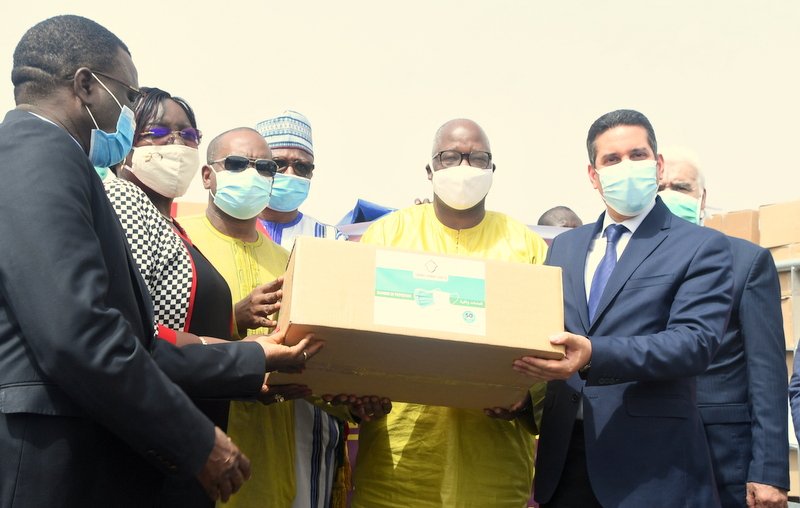 On Monday, June 15th, Burkina Faso received 500,000 face masks, 4,000 coats, 40,000 hygiene caps, 60,000 visors, 2,000 liters of hydroalcoholic gel, as well as 5,000 boxes of chloroquine and 1,000 boxes of Azithromycin.