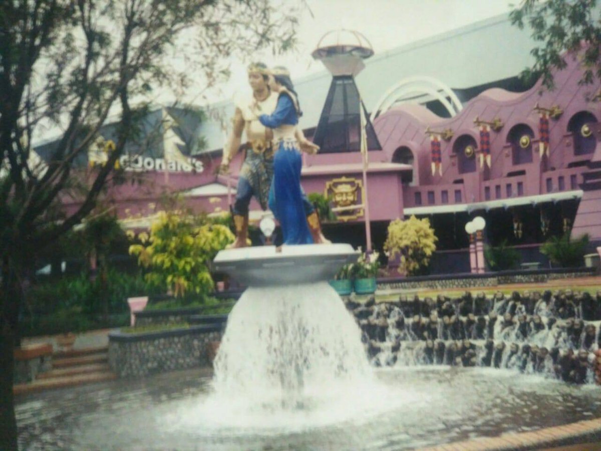 Dulu patung Rama Sinta dilengkapi air mancur yg membuat keduanya seolah-olah lagi naik flying board kalo menurut penciptanya Teddy Darmanto. Beliau bilang kalo monyet2 di belakang sedang "menonton junjungannya terbang ke negeri masa depan," / Photo uploaded by  @Putera15894