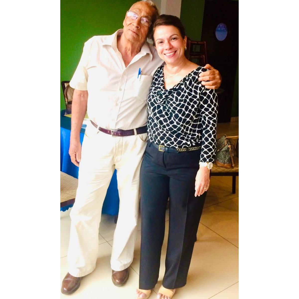 MarujaGordaydeV's tweet photo. Un padre modela y define el camino por donde transitan sus hijos. Asume un compromiso de amor, provisión y entrega sin condiciones. Doy gracias a Dios por él maravilloso padre que nos regaló  a mi hermano y a mi: Víctor Gorday, por siempre en nuestros corazones y memoria. https://t.co/Eb9veDx40y