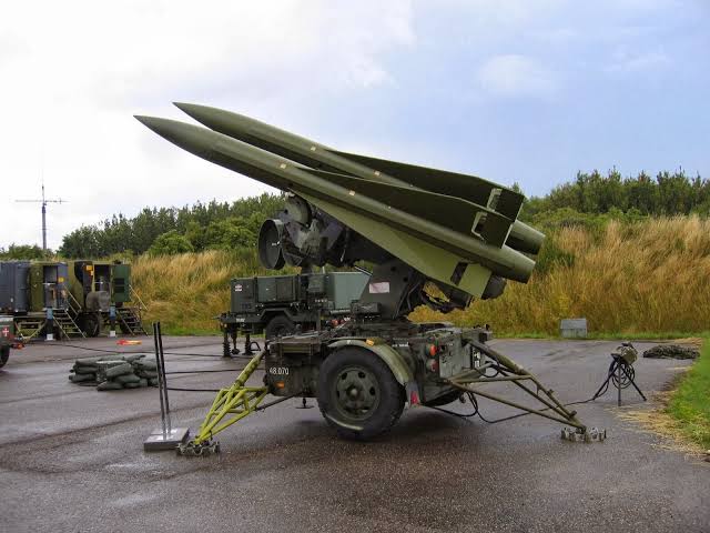 Türkiye'nin #İdlib'de Kurduğu Katmanlı hava savunma sistemleri ;
 
- 4 km menzilli KORKUT AİHSS
- 8 km menzilli ATILGAN( x8 stinger) 
- 25 km menzilli HİSAR-O HSS
 -40 km menzilli HAWK HSS

Görüldüğü Üzere idlib'de 40 km menzilde Katmanlı Hava Savunma Sistemleri kurduk.