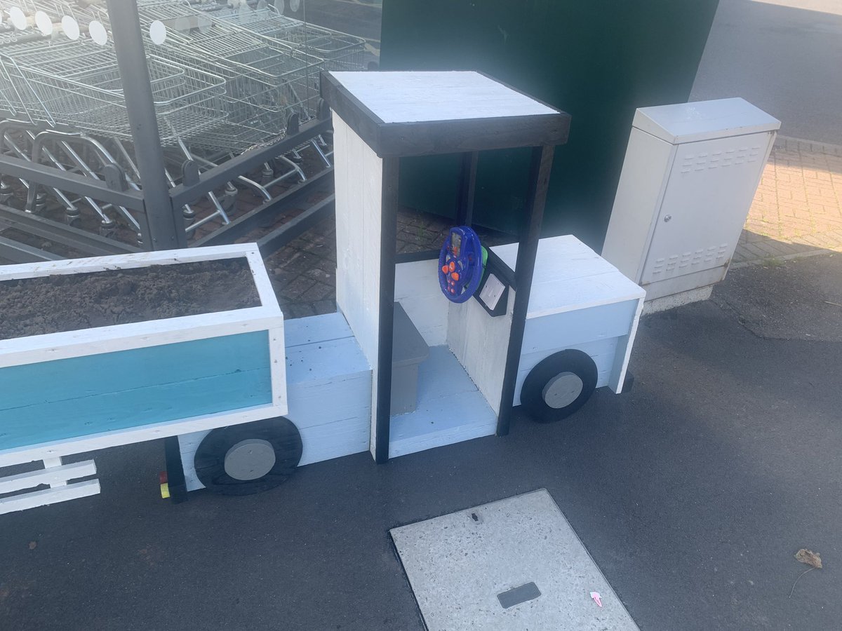 BeardedTrev's tweet image. Latest lorry to join the @coop fleet. 

One of our local residents has made us this amazing planter for outside the store to show his appreciation for how the store has supported the community in recent times 

#ItsWhatWeDo 

@janetjohn21 @tinamitchell123 @simondryell