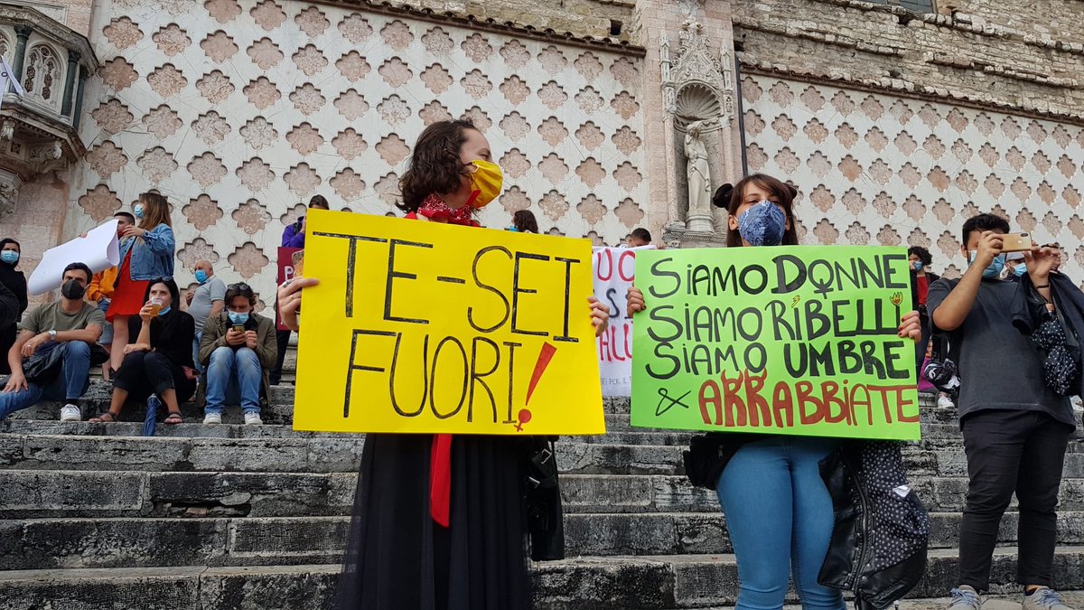 DonneCgil's tweet photo. #Perugia #21giugno
Sono giovan*
Sono arrabbiat*
Sono in piazza per dire alla giunta #Tesei e alla destra che la politica non si fa svendendo i diritti civili conquistati da chi ha lottato prima di loro
#indietrononsitorna 
#liberediscegliere 

@udu_sind @Rete_Studenti https://t.co/o4PQQy1CdT
