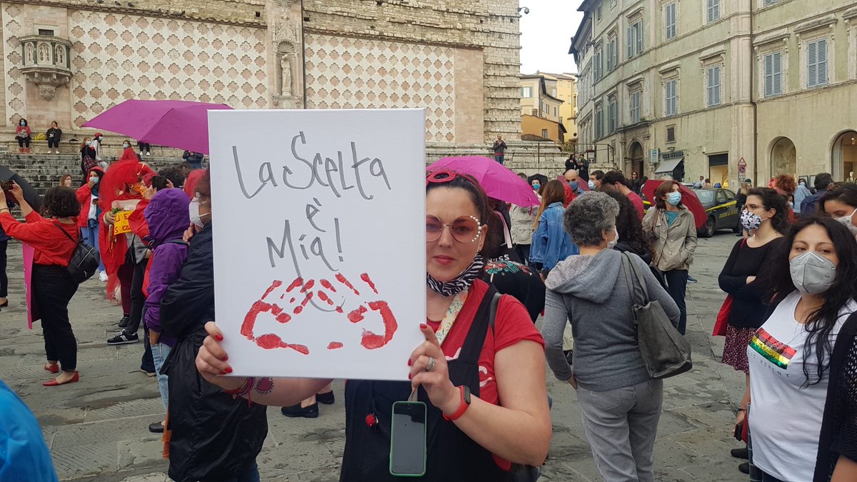 DonneCgil's tweet photo. #Perugia #21giugno
Sono giovan*
Sono arrabbiat*
Sono in piazza per dire alla giunta #Tesei e alla destra che la politica non si fa svendendo i diritti civili conquistati da chi ha lottato prima di loro
#indietrononsitorna 
#liberediscegliere 

@udu_sind @Rete_Studenti https://t.co/o4PQQy1CdT